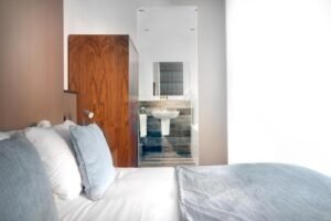 Discover Ainscow Serviced Apartments for premium extended stay accommodation. Ideal for business and leisure with modern amenities. | Urban Stay