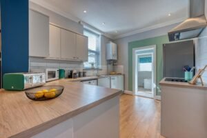"Discover Seabird House Apartments in Portsmouth, offering premier corporate housing solutions and convenient access to local attractions." | Urban Stay