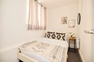 Discover Lambeth luxury at Streatham Crib. Ideal for business or leisure, enjoy modern comforts, convenient transport links, and top London attractions. | Urban Stay