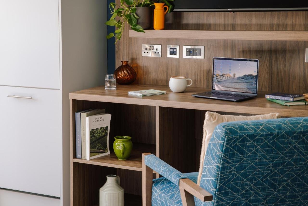 Edinburgh Serviced Apartments - Book with Urban Stay. Fully equipped kitchen, WIFI, Maid service and more for the best rates | BOOK TODAY!