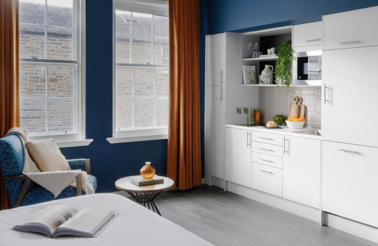 Edinburgh Serviced Apartments - Book with Urban Stay. Fully equipped kitchen, WIFI, Maid service and more for the best rates | BOOK TODAY!