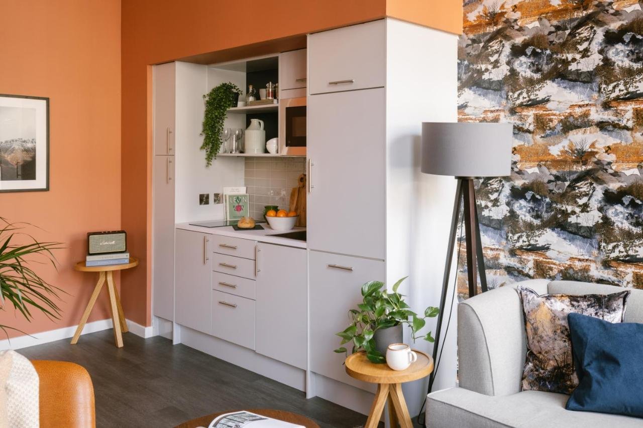 Edinburgh Serviced Apartments - Book with Urban Stay. Fully equipped kitchen, WIFI, Maid service and more for the best rates | BOOK TODAY!