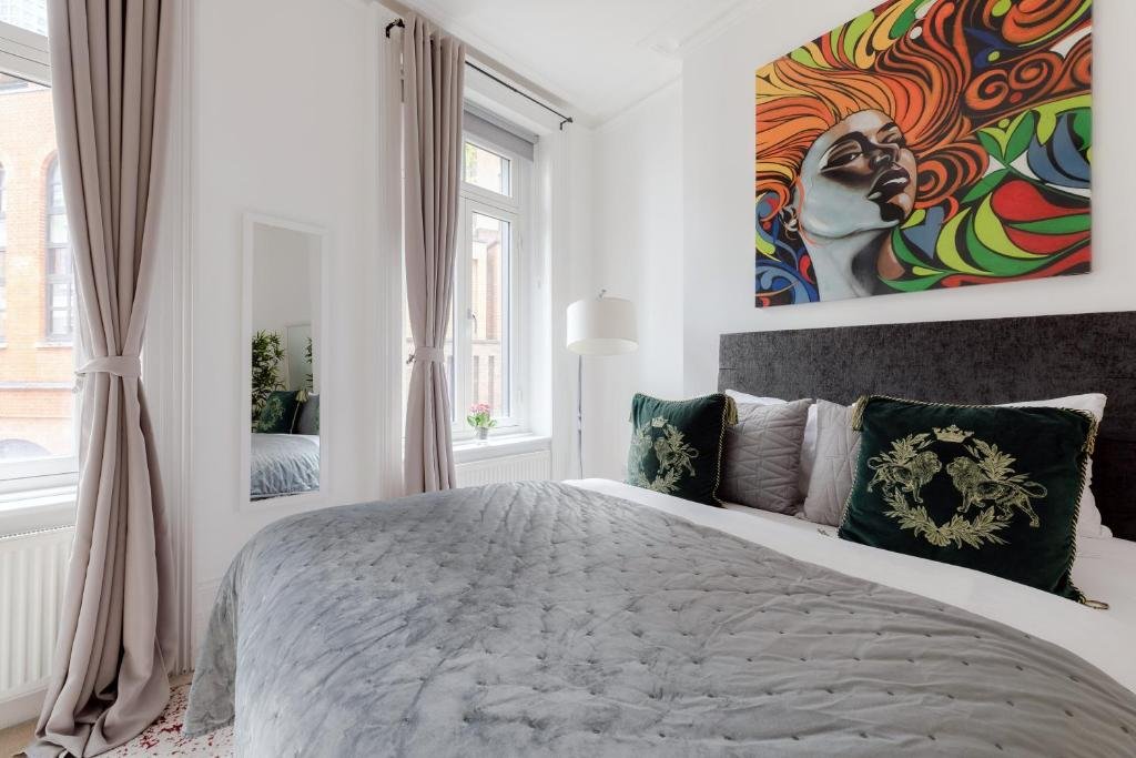 Book Oxford Street Accommodation London near Soho & Covent Garden. Ideal corporate lets with easy access to transport, dining & attractions.