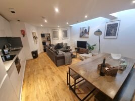 Book the best Serviced Apartment at London Bridge for families and groups. This large corporate accommodation is suitable for up to 7 guests! Urban Stay