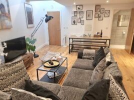 Book the best Serviced Apartment at London Bridge for families and groups. This large corporate accommodation is suitable for up to 7 guests! Urban Stay