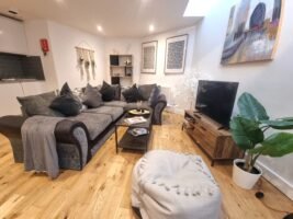 Book the best Serviced Apartment at London Bridge for families and groups. This large corporate accommodation is suitable for up to 7 guests! Urban Stay