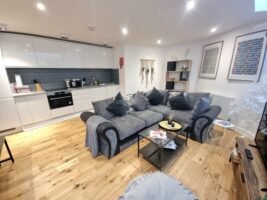 Book the best Serviced Apartment at London Bridge for families and groups. This large corporate accommodation is suitable for up to 7 guests! Urban Stay