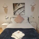 Book the best Serviced Apartment at London Bridge for families and groups. This large corporate accommodation is suitable for up to 7 guests! Urban Stay