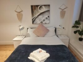 Book the best Serviced Apartment at London Bridge for families and groups. This large corporate accommodation is suitable for up to 7 guests! Urban Stay