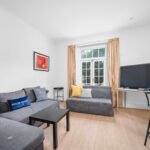 Stay in a premium Canary Wharf Serviced Apartment with river views, parking, and space for up to 8 guests. Don’t miss out – book now!