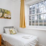 Serviced apartment in Canary Wharf. Sleeps 8. Close to ExceL, O2, and DLR. Perfect for business, relocation, or city breaks.