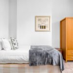 Stay in a luxury apartment in Canary Wharf with stylish accommodation, stunning views, and easy access to Central London and Heathrow.