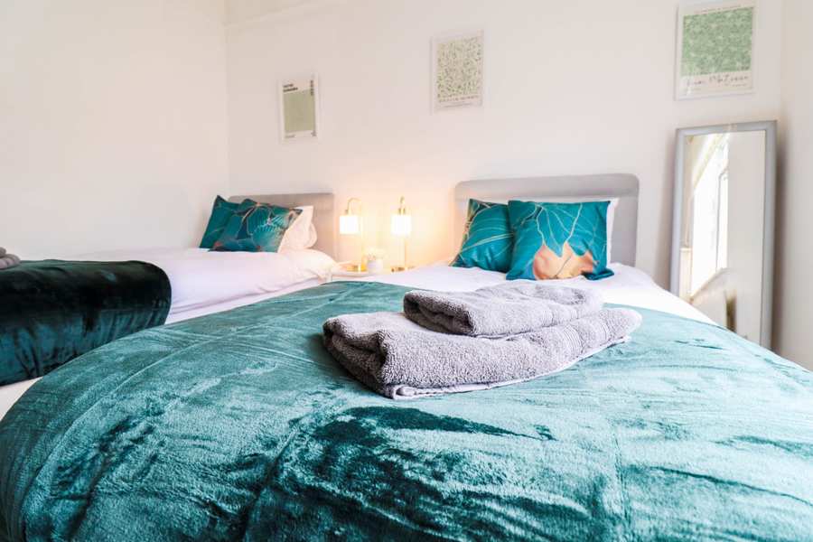 Spacious 4-bedroom serviced apartments Portsmouth near key transport and attractions. Perfect for families and business travellers.