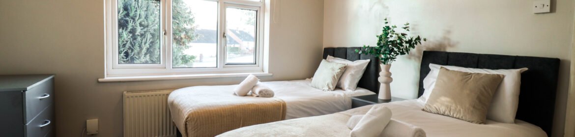 Luton Serviced Apartment | Comfortable Stay with Urban Stay Luton Serviced Apartment with 4 bedrooms, fully furnished, and great transport links to Luton Airport. The perfect corporate accommodation