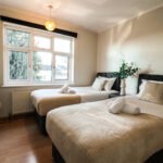 Luton Serviced Apartment with 4 bedrooms, fully furnished, and great transport links to Luton Airport. The perfect corporate accommodation