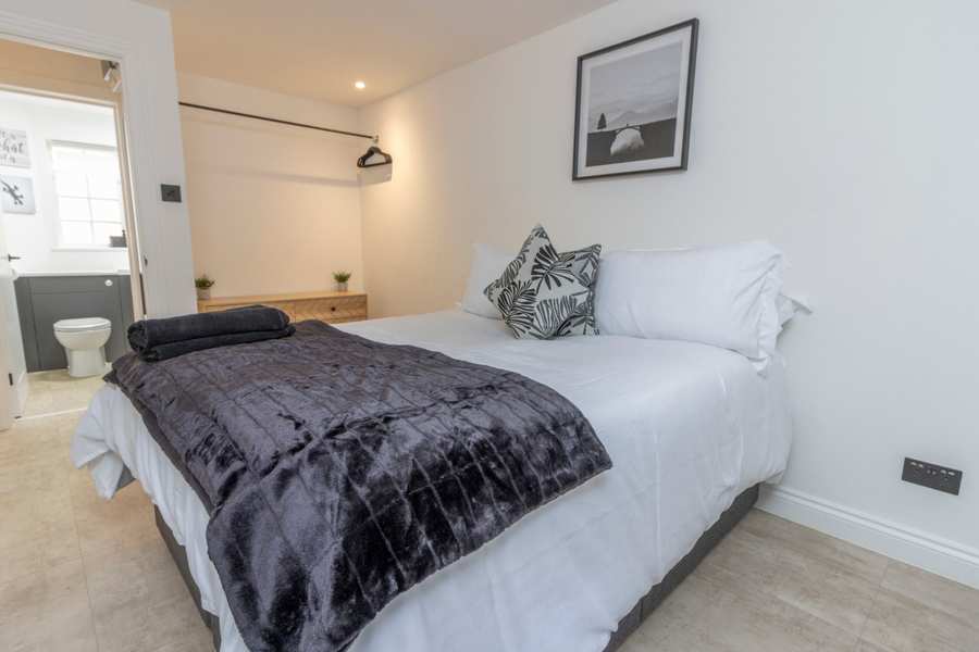Serviced Accommodation Exeter near city centre, offering modern 1-bedroom apartments with parking and excellent transport links.Book Now