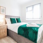 Enjoy spacious Luton serviced apartments with private parking near London Luton Airport, perfect for business and leisure stays. Book Now!