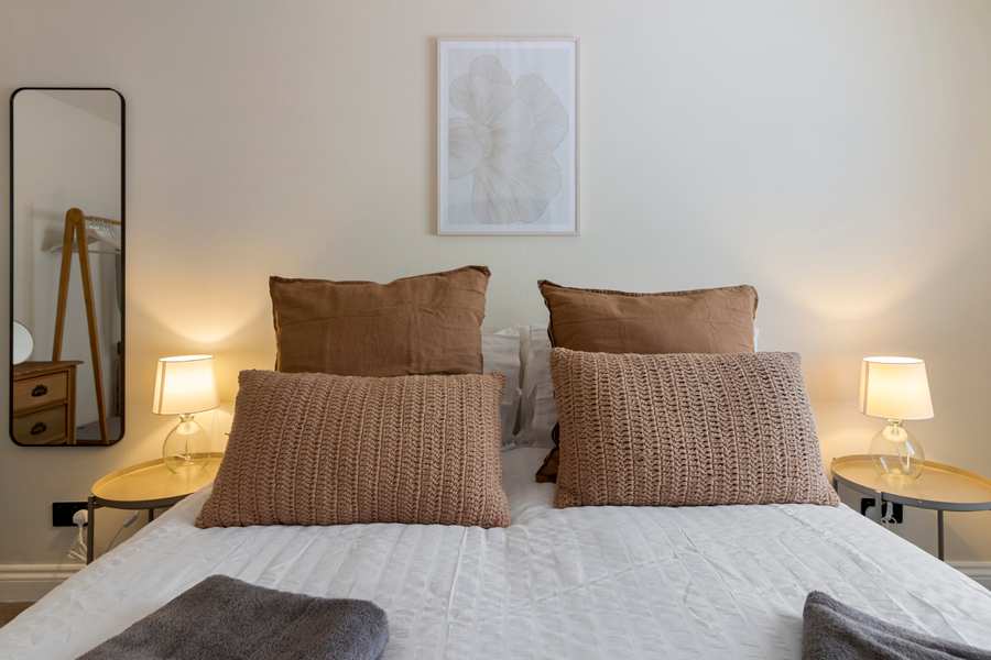 Find Corporate Apartments Exeter at Urban Stay. Stylish, fully equipped apartments for business and leisure stays. Book now!