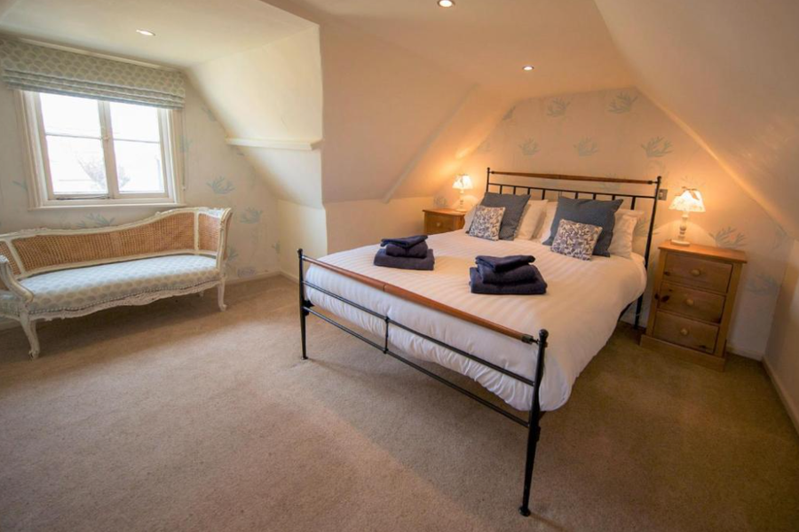 Comfortable 3-bedroom serviced apartments on Trinity Street, Birkenhead. Close to transport, business parks, and attractions. Book Now