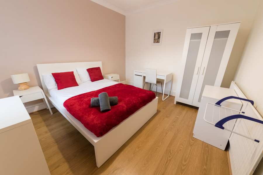 Short Term Apartments Luton offering a spacious 5-bedroom stay. Perfect for teams, families, and business travellers near top sights.