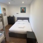 Serviced accommodation in Vauxhall with 3 bedrooms, full kitchen, and great transport links. Ideal for families and business travellers.