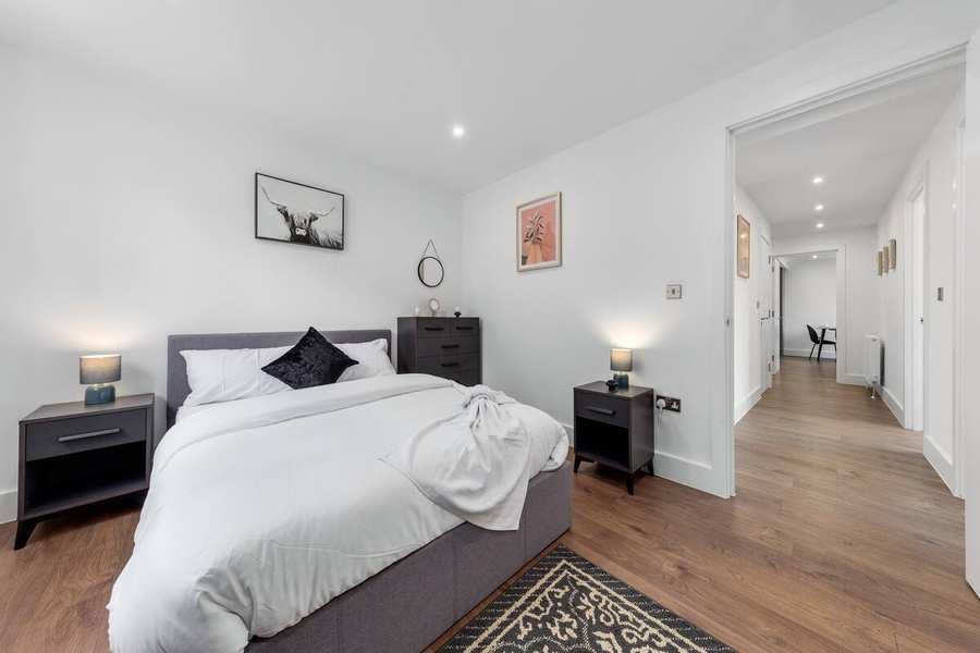 Spacious 3-bedroom serviced accommodation in Wandsworth, close to New Nine Elms Tube. Perfect for business or leisure stays in London.