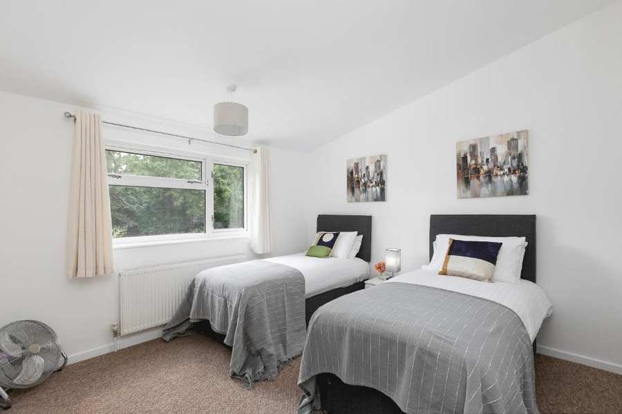 Short Let Apartments Stevenage offer comfortable stays near transport, business parks, and leisure spots for business and leisure travellers.