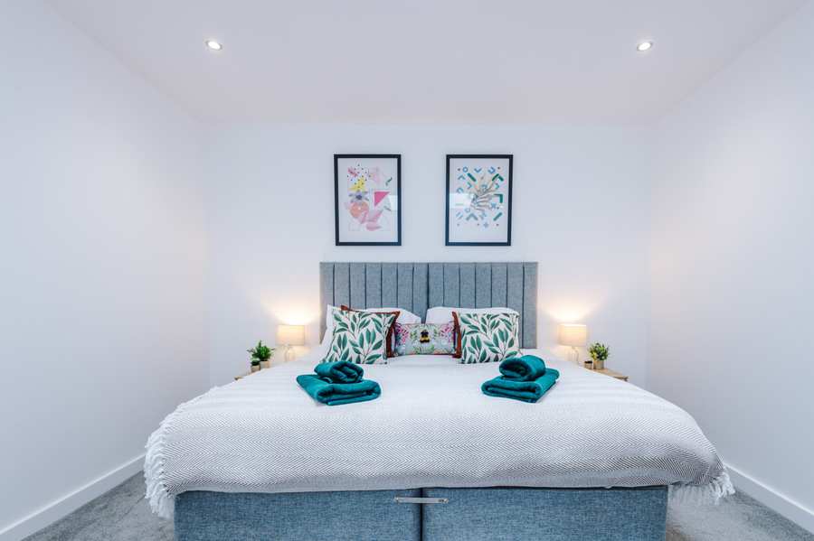 Book Short Let Apartments Hull for serviced, furnished stays near the city centre. Perfect for short breaks or corporate travel to Yorkshire.