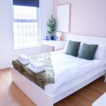 Our Short Term Apartments Luton offer 5-bedroom accommodation near Luton Airport. Perfect for teams, families, and business travellers!