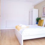 Our Short Term Apartments Luton offer 5-bedroom accommodation near Luton Airport. Perfect for teams, families, and business travellers!