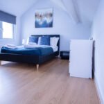 Our Short Term Apartments Luton offer 5-bedroom accommodation near Luton Airport. Perfect for teams, families, and business travellers!