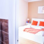 Our Short Term Apartments Luton offer 5-bedroom accommodation near Luton Airport. Perfect for teams, families, and business travellers!
