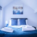 Our Short Term Apartments Luton offer 5-bedroom accommodation near Luton Airport. Perfect for teams, families, and business travellers!