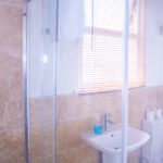 Our Short Term Apartments Luton offer 5-bedroom accommodation near Luton Airport. Perfect for teams, families, and business travellers!