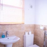 Our Short Term Apartments Luton offer 5-bedroom accommodation near Luton Airport. Perfect for teams, families, and business travellers!