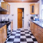 Our Short Term Apartments Luton offer 5-bedroom accommodation near Luton Airport. Perfect for teams, families, and business travellers!