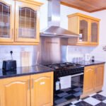 Our Short Term Apartments Luton offer 5-bedroom accommodation near Luton Airport. Perfect for teams, families, and business travellers!