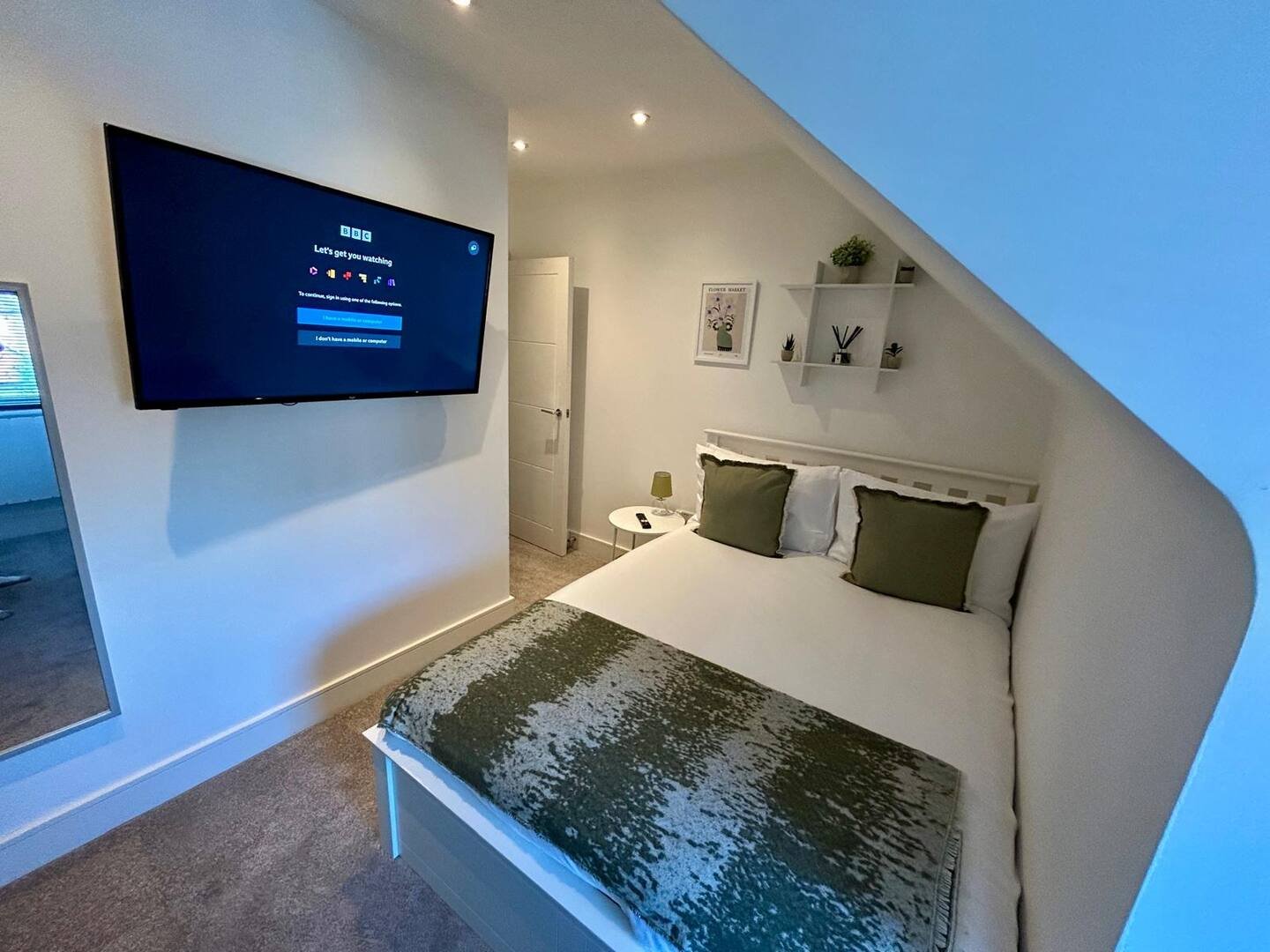 Chertsey Serviced Apartments with parking near Thorpe Park, Heathrow, and London. Perfect for business and leisure stays in Surrey.
