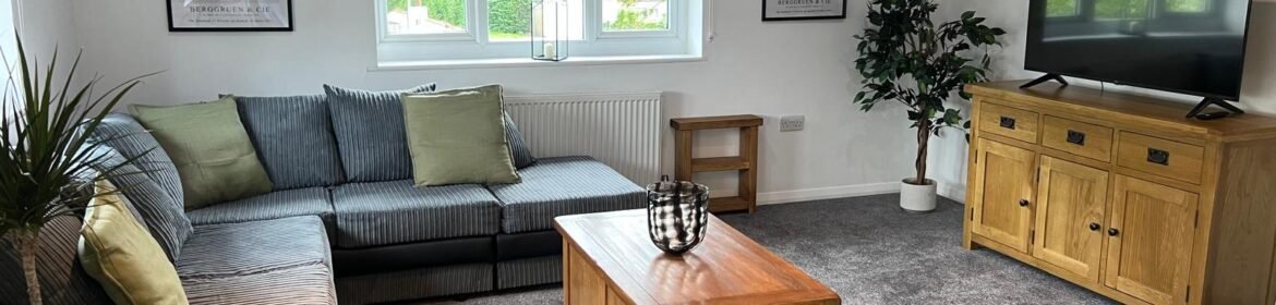 Horley Serviced Apartment near Gatwick Airport | Urban Stay Modern Horley Serviced Apartment near Gatwick Airport with Wi-Fi, transport links, business hubs, shops, theatre, and countryside attractions
