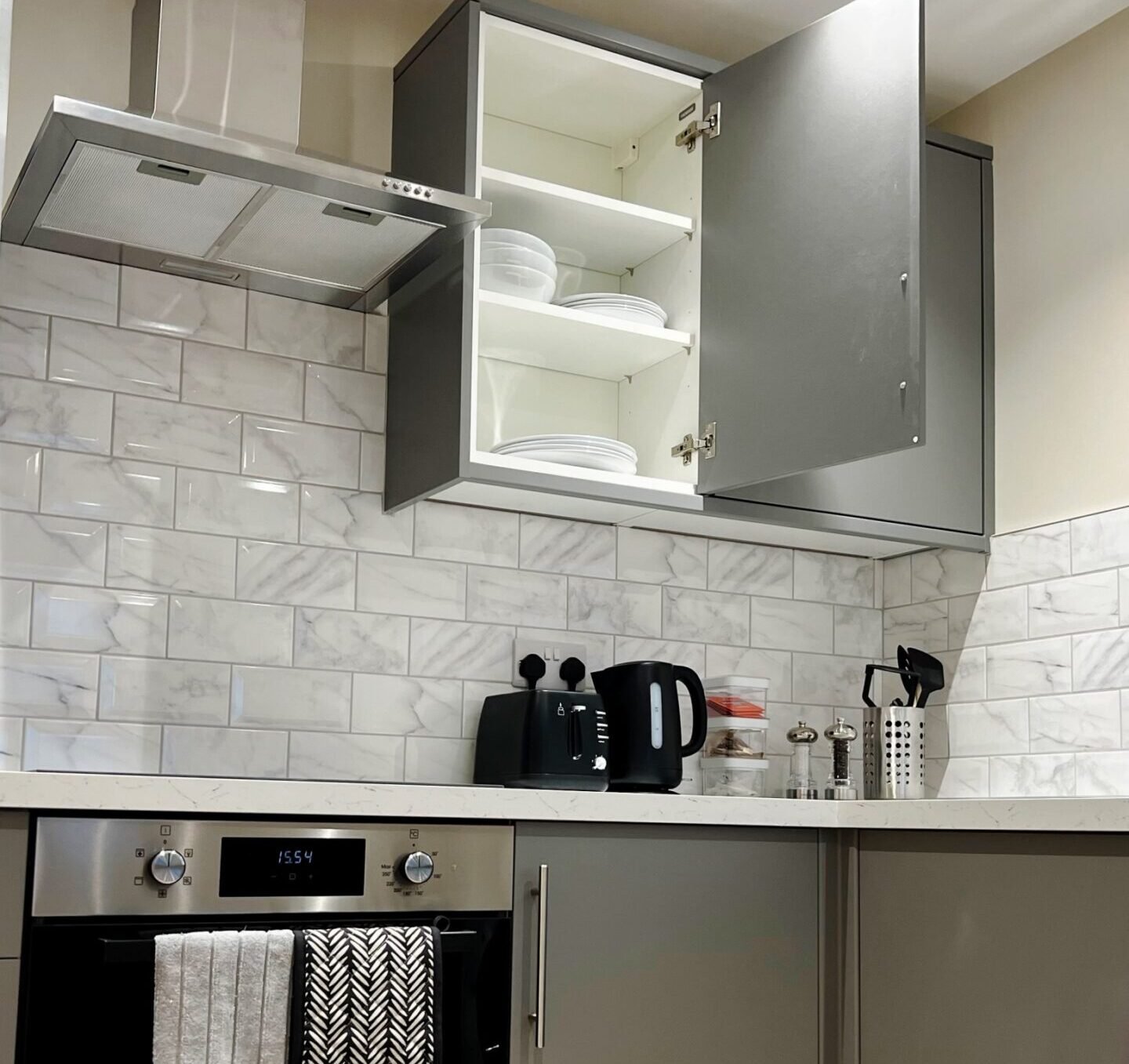 Horsham Serviced Accommodation with free parking near station, business parks and attractions. Ideal for business and leisure stays.Book now
