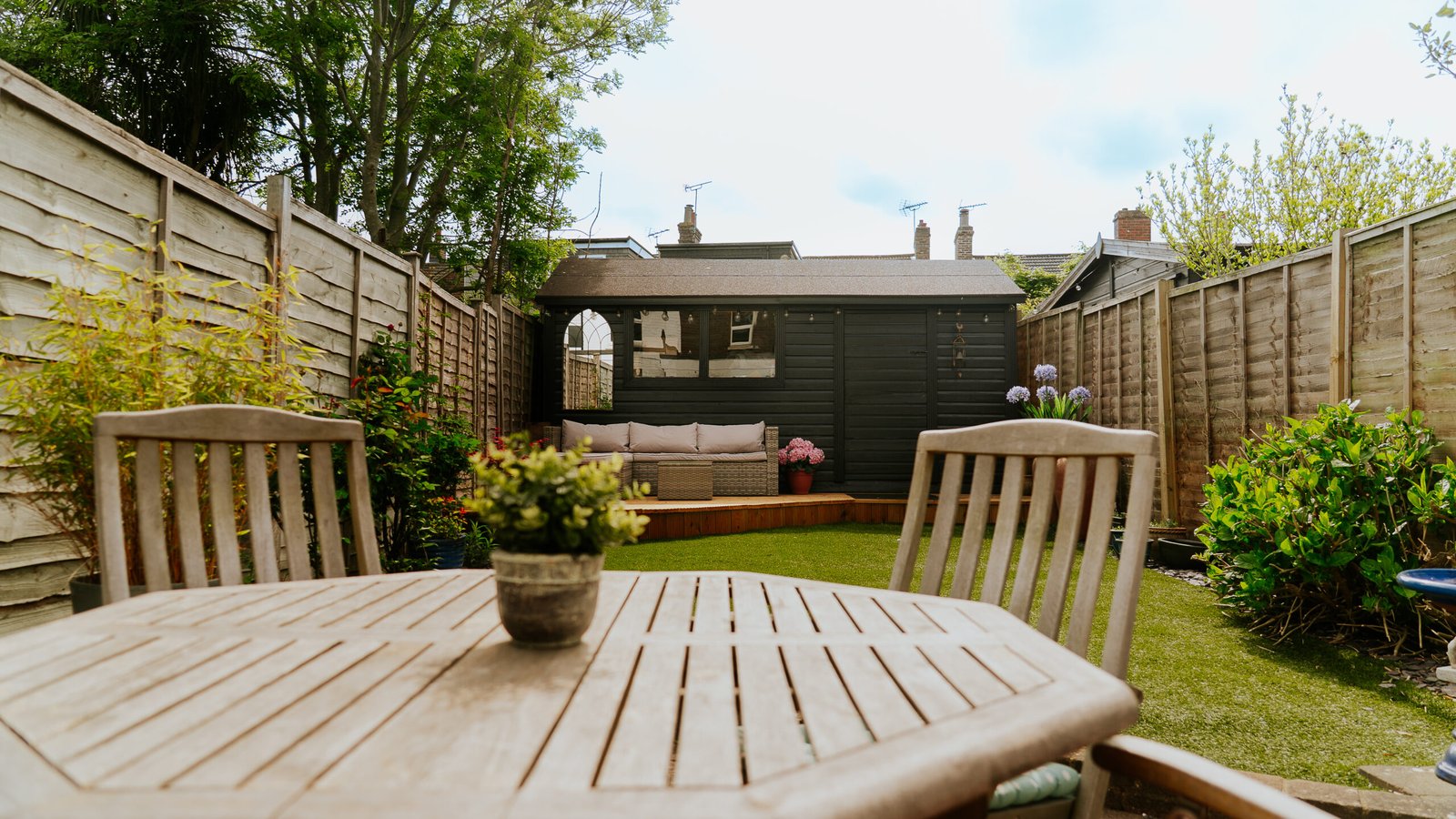 Horsham Serviced Apartments For Short & Long Stays |Urban Stay Stylish-Horsham-Serviced-Apartments-with-garden,-Wi-Fi-and-smart-TV.-Close-to-station,-business-hubs,-shops-and-family-attractions.-Book-Now