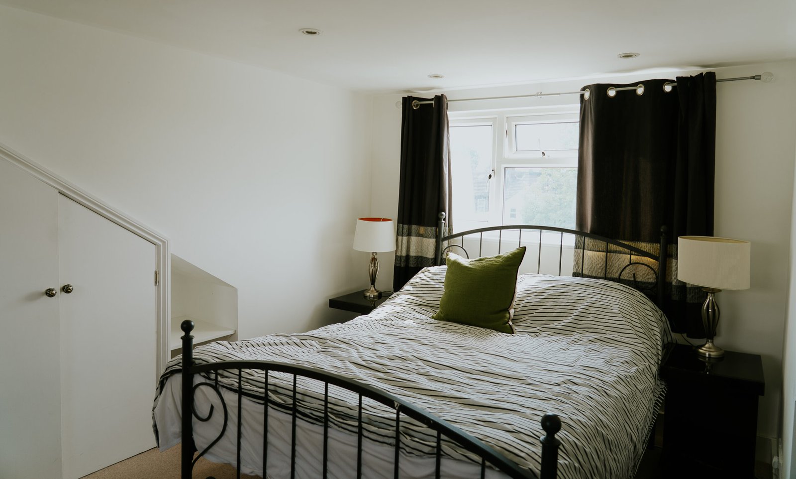 Horsham Serviced Apartments For Short & Long Stays |Urban Stay Stylish-Horsham-Serviced-Apartments-with-garden,-Wi-Fi-and-smart-TV.-Close-to-station,-business-hubs,-shops-and-family-attractions.-Book-Now