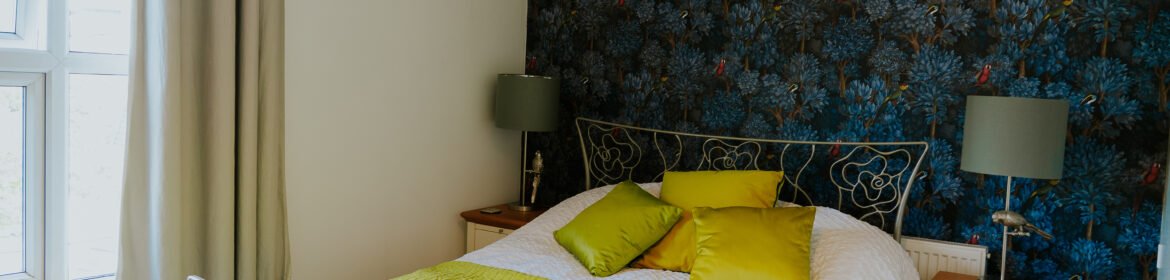 Horsham Serviced Apartments For Short & Long Stays |Urban Stay Stylish Horsham Serviced Apartments with garden, Wi-Fi and smart TV. Close to station, business hubs, shops and family attractions. Book Now