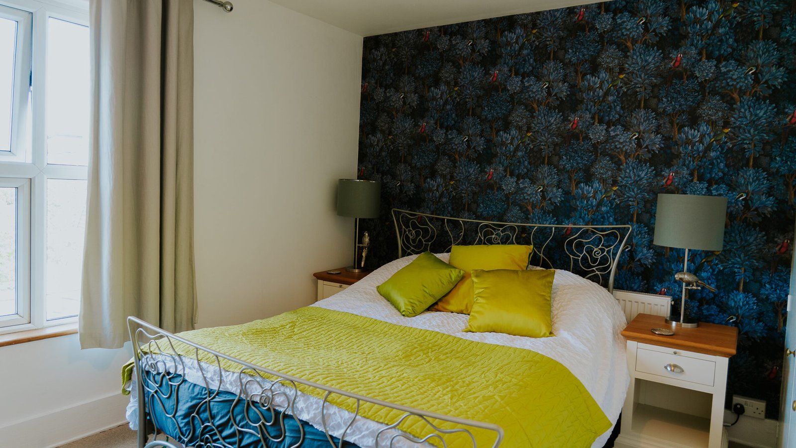 Horsham Serviced Apartments For Short & Long Stays |Urban Stay Stylish-Horsham-Serviced-Apartments-with-garden,-Wi-Fi-and-smart-TV.-Close-to-station,-business-hubs,-shops-and-family-attractions.-Book-Now
