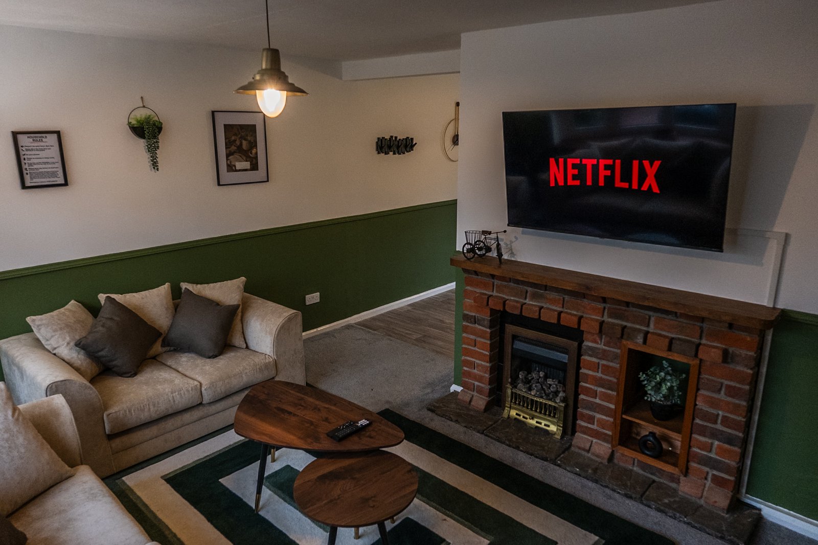 Book Short Let Apartments Crawley at Maiden Lane. Enjoy modern comfort, easy access to Gatwick Airport, transport links, & local attractions.