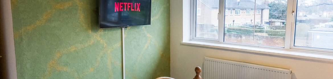 Short Let Apartments Crawley For Short & Long Stays | Urban Stay Book Short Let Apartments Crawley at Maiden Lane. Enjoy modern comfort, easy access to Gatwick Airport, transport links, & local attractions.