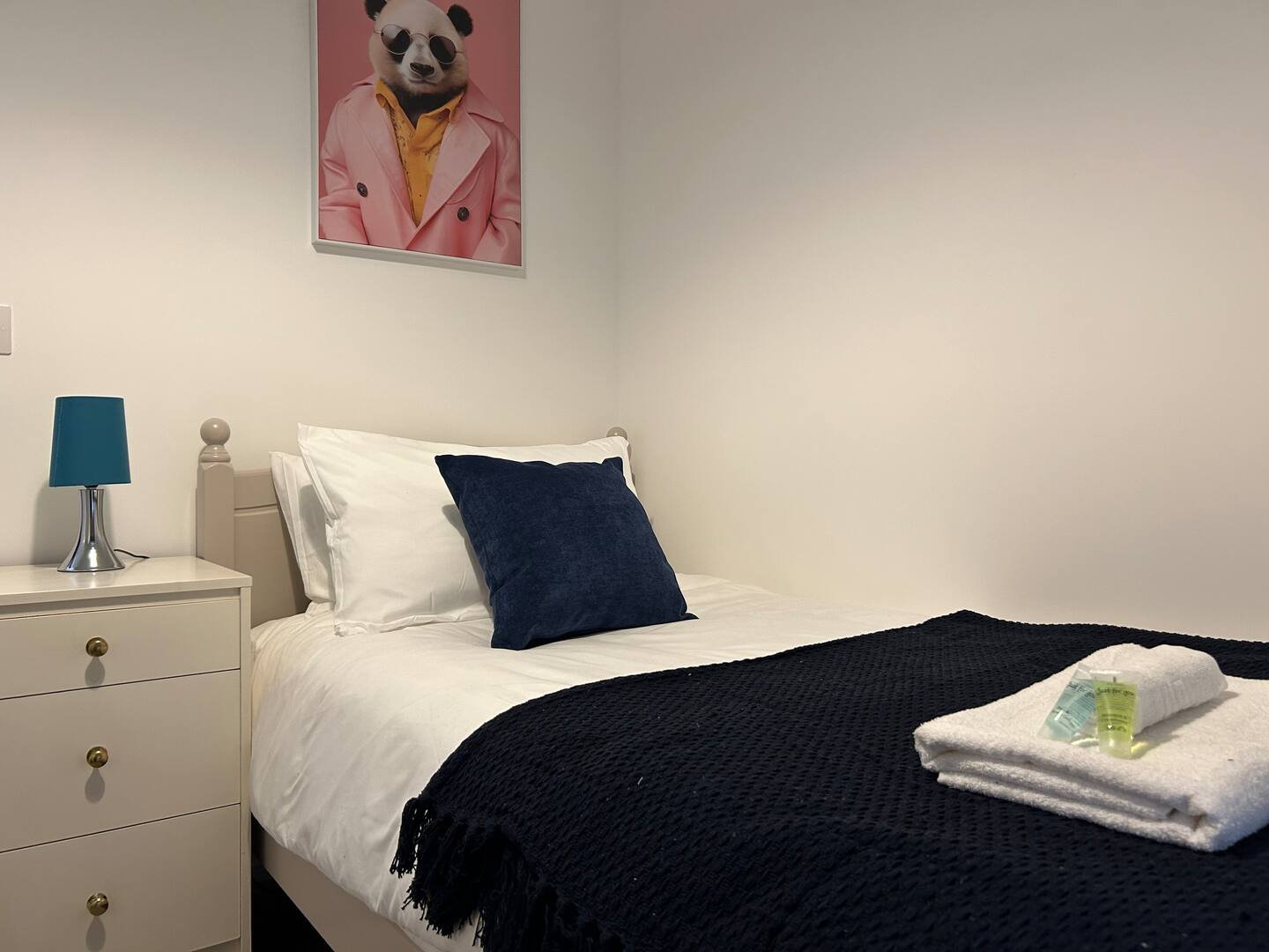 Chichester Serviced Accommodation with garden, parking and easy transport to business parks and attractions. Book West Sussex Apartments now