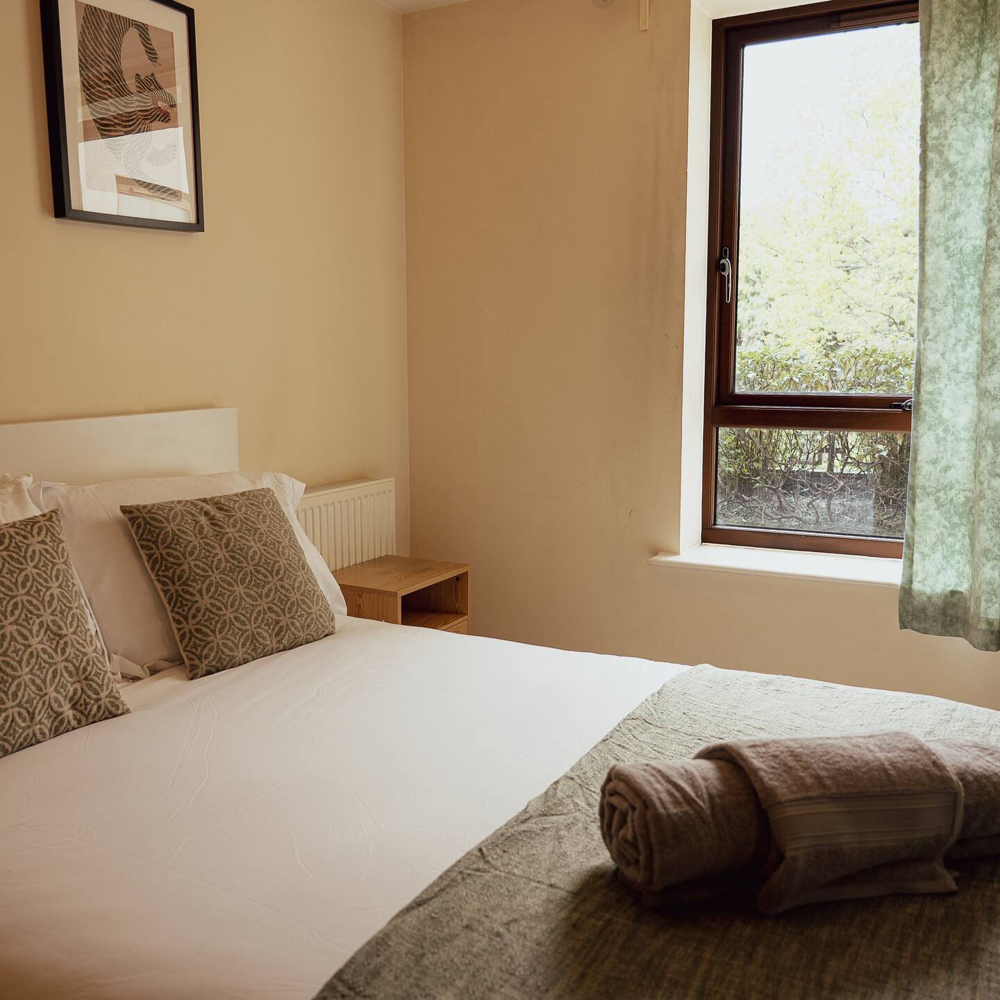 Enjoy a comfortable short let apartment in Crawley with free parking, close to transport, business parks, and attractions. Book Now