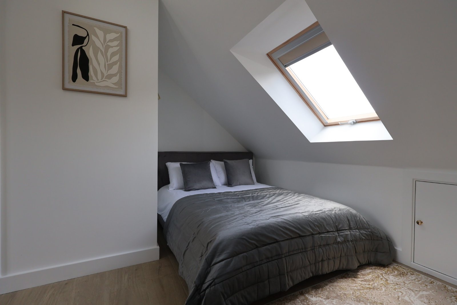 Stay at Short Let Apartments Farnborough with garden, parking, and modern amenities. Perfect for business & leisure near transport links.