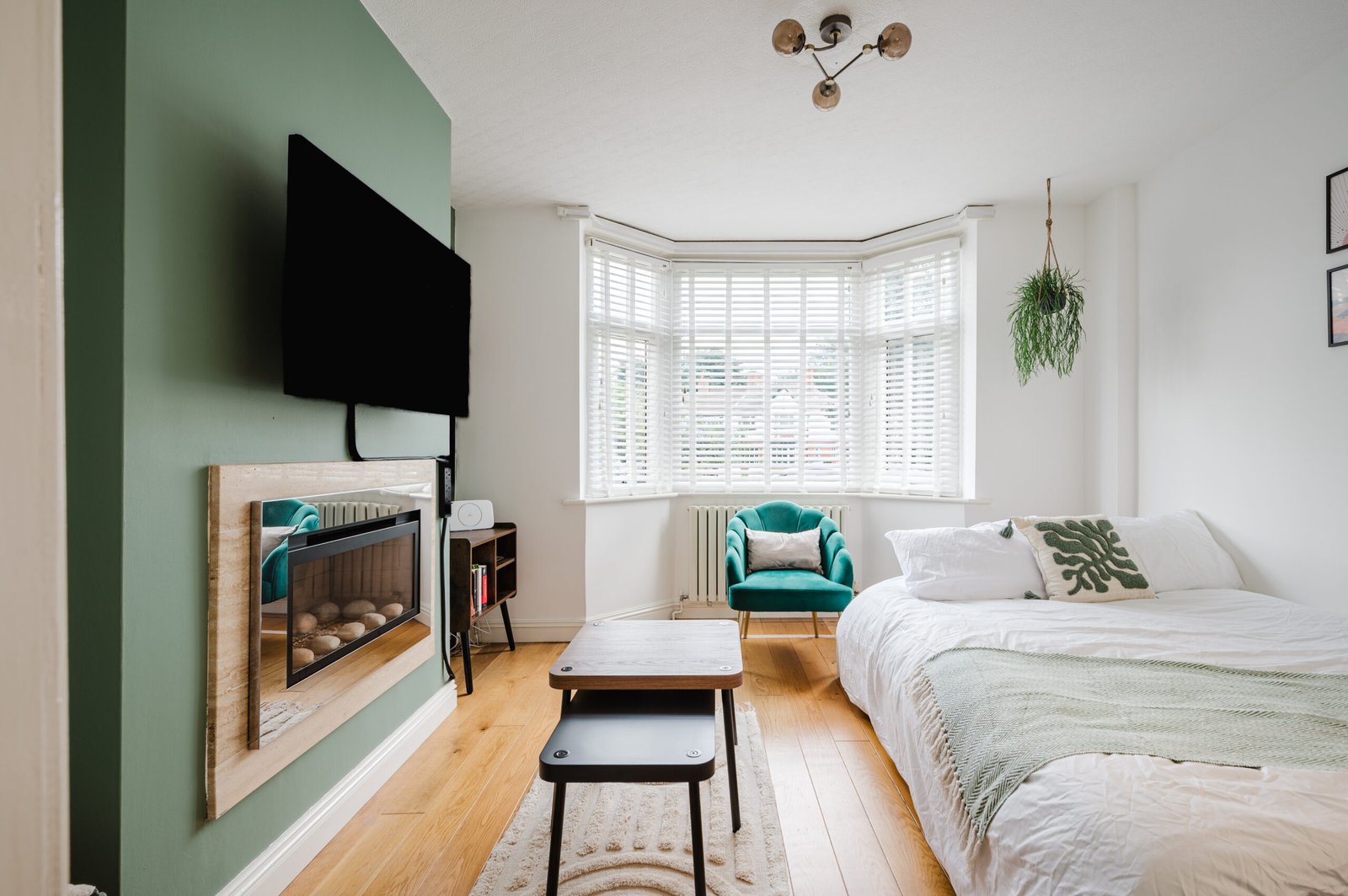 Fully furnished short let accommodation Manchester. A 3-bed house for 7 adults. Ideal for contractors, relocations, families, and students.